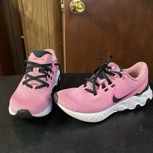 Nike Renew size 8